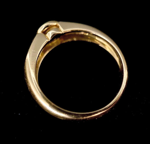 Bague 54 Bague or jaune sertie d'un diamants brillant et deux diamants taille trapèze 58 Facettes