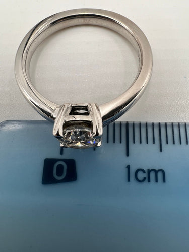 Solitér ve zlatě s diamantem