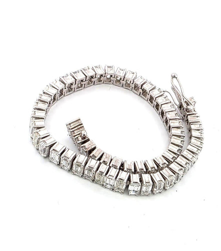 Bracelet Superbe bracelet tennis en platine avec diamants baguette 58 Facettes