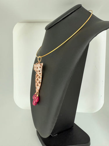 Pendentif Pendentif panthère en or rose avec diamants, onyx et rubis 58 Facettes