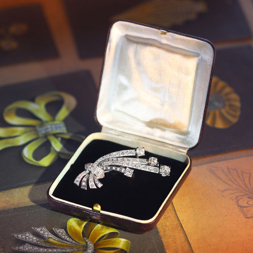 Broche Élégance intemporelle : platine et diamants des années 1950 58 Facettes 21348-0038