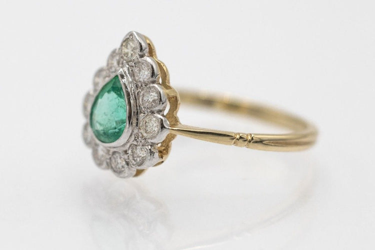 Bague 56 Bague élégante en or jaune ornée d'émeraudes et de diamants. 58 Facettes 10520