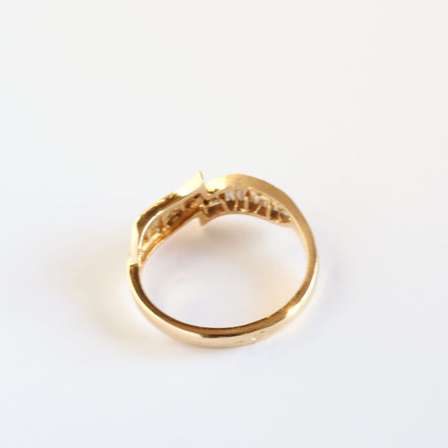 Yellow gold ring with diamonds 