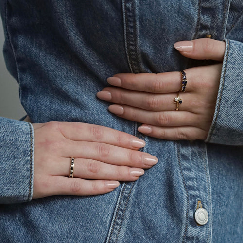 Bague 54 Bague en or jaune avec cinq saphirs bleu foncé taille ronde 58 Facettes 2407003