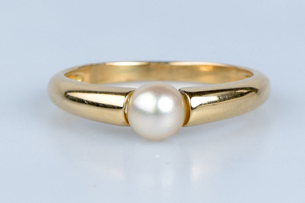 Geelgouden ring, versierd met een zoetwaterparel