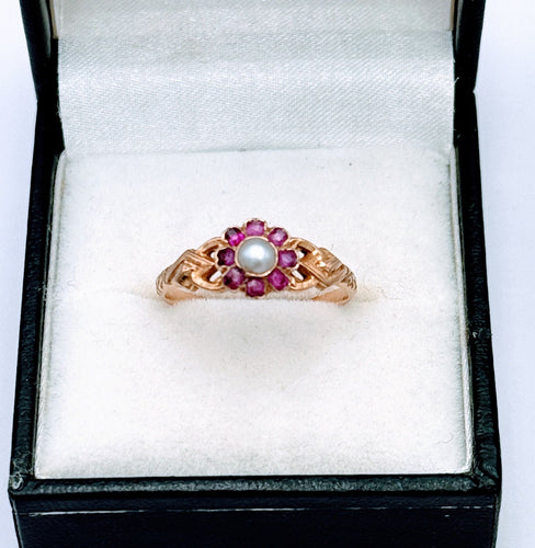Bague 56.5 Ancienne bague fleur or jaune sertie de rubis et perle 58 Facettes