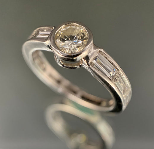 Bague 56.5 Bague or blanc sertie d'un diamant central de 1 carat et 2 carats de diamants baguette 58 Facettes