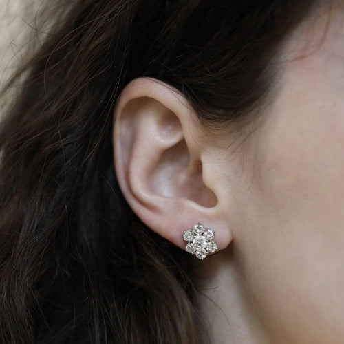 Boucles d'oreilles Boucles d'oreilles fleur en or gris 18K avec 2,60 ct de diamants brillants G-VS - Vers 1970 - Systeme Alpa 58 Facettes fb10684