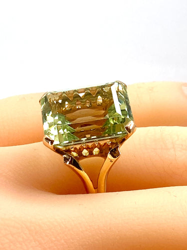 Anillo de oro amarillo y berilo verde de 20 quilates 