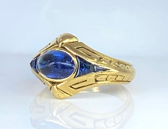 Ring aus 18 Karat Gelbgold mit Cabochon- und kalibrierten Saphiren, Art-Déco-Zeit 