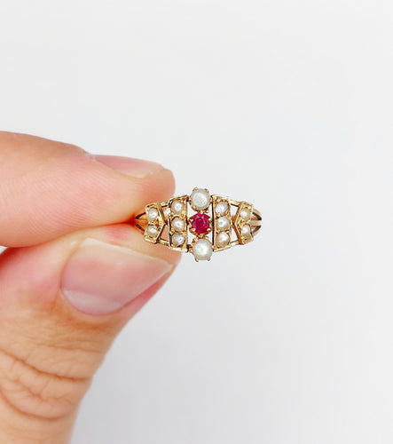 Bague 50 Bague victorienne or rose 18k rubis et perles (circa 1880) 58 Facettes A05279