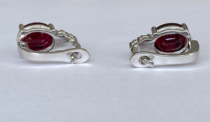 Boucles d'oreilles Boucles d'oreilles puces exquises en or blanc, serties d'un rubis rouge de 4,32 carats et de diamants 58 Facettes