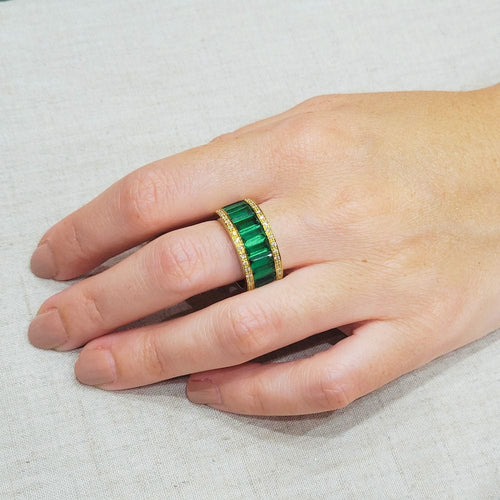 Bague 53 Bague en or jaune, émeraudes, diamants 58 Facettes S326