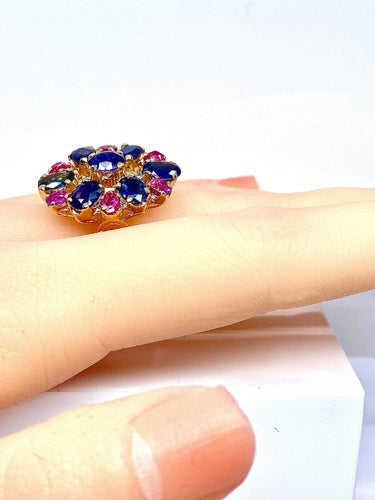54 Importante bague or jaune, 7 saphirs et 6 rubis 58 Facettes AB454