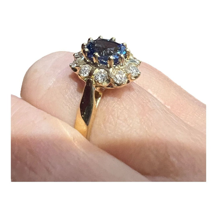 Yellow gold ring with Ceylon sapphire and diamond pavement