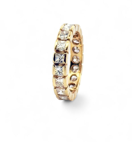 Anillo de matrimonio en oro amarillo de 18 quilates y diamantes princesa 