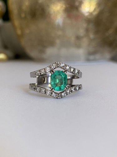 Bague 58.5 Bague en or blanc 18K sertie d’une émeraude et diamants 58 Facettes