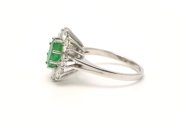 Současný prsten z bílého zlata, smaragd a diamanty (+/- 1,40 ct) 