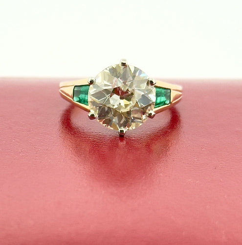 Bague 52 Solitaire en or et platine , diamant 3,85 carats , émeraudes 58 Facettes