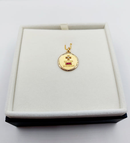 Pendentif AUGIS - Pendentif médaille d'amour or "+ qu'hier - que demain" maison - L'Intemporelle 58 Facettes J5010X0000