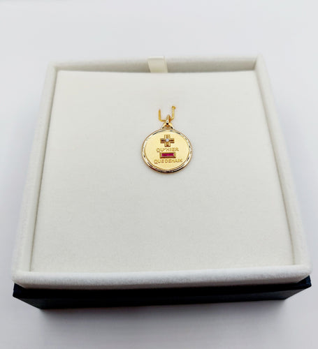 Pendentif AUGIS - Pendentif médaille d'amour or "+ qu'hier - que demain" maison - L'Intemporelle 58 Facettes J5010X0000