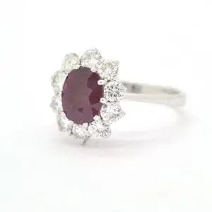Bague Bague en or blanc avec un rubis du Mozambique de 1,63 ct et des diamants en périphérie 58 Facettes 8409