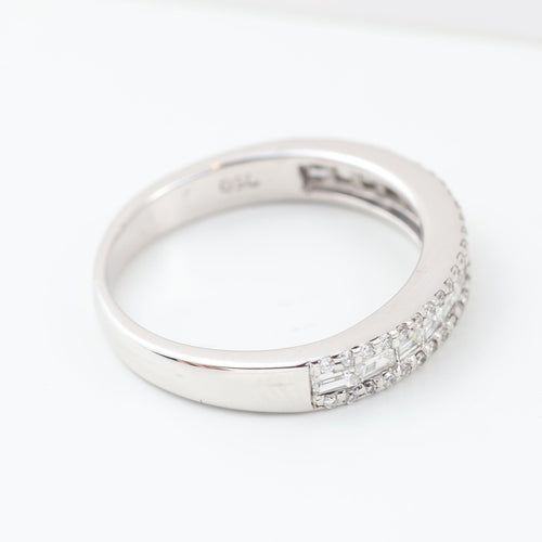 Inel din aur alb de 18 carate, împodobit cu diamante tăietură baghetă și briliante 