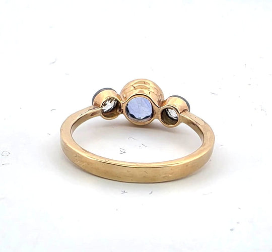 Bague 58 Bague en or jaune 18 carats ornée d'un saphir de Ceylan naturel résistant à la chaleur et de diamants de vieille mine. 58 Facettes