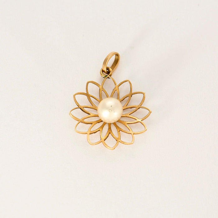 Yellow gold cultured pearl pendant