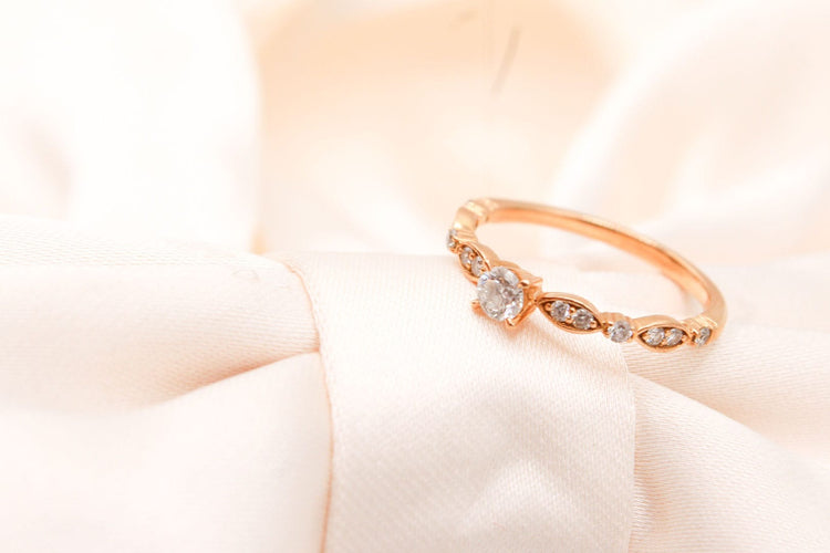 Bague Bague solitaire en or rose épaulée de diamants 0,10 ct 58 Facettes 240315