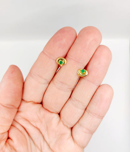 Boucles d'oreilles Puces d'oreilles or jaune et émeraudes 58 Facettes B01015