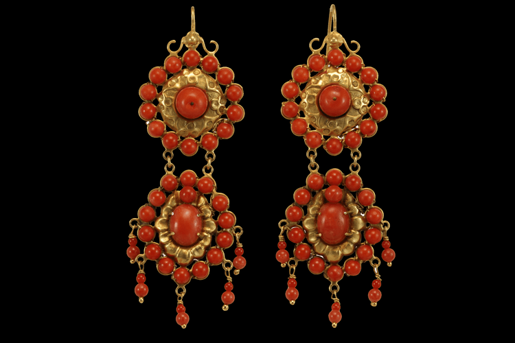 Boucles d'oreilles Boucles d'oreilles antiques en or corail 58 Facettes 7666