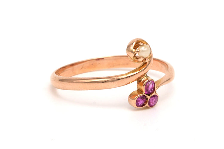 Bague 56 Bague Art Nouveau en or jaune 18 carats sertie d'une perle et de rubis de synthèse 58 Facettes 19485