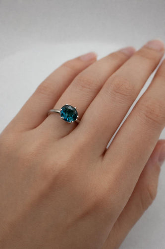 Tektaş beyaz altın ve merkezi topaz ile, Londra tarzı 