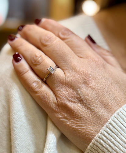 Bague 54 Solitaire en or 18 carats , diamant taille émeraude 58 Facettes