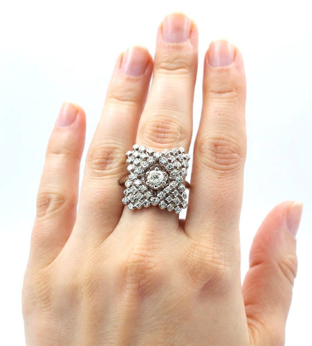 Bague 55 Bague en or blanc 18 carats sertie de diamants et ornée d'un diamant central 58 Facettes