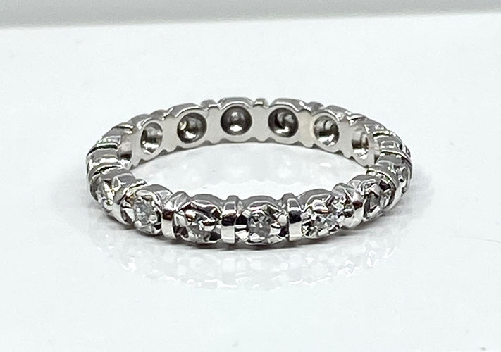 Bague 50 Alliance en or blanc sertie de 16 diamants 58 Facettes AB583