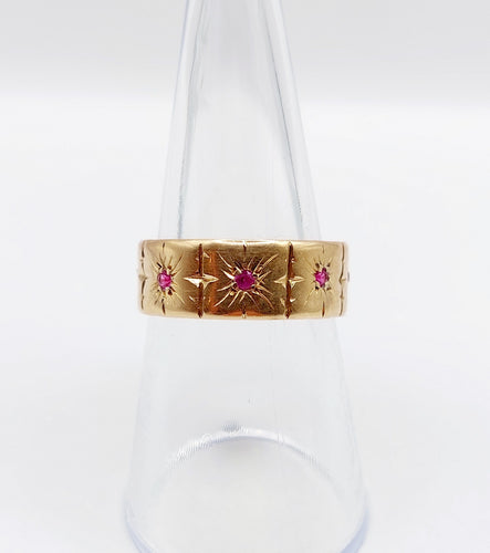Bague 54 Large bague jonc Art Déco or rose, rubis sertis étoilés (circa 1950) 58 Facettes A05174