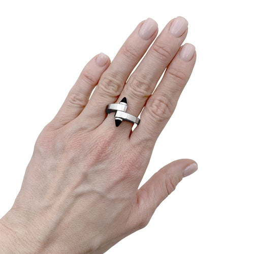 Ring Cartier, "Menottes", hvitt gull og onyx. 