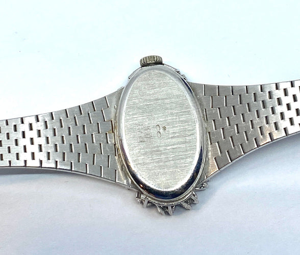 Montre Montre de dame en or blanc 18 carats en diamants ronds et baguettes. Signée PAILLARD PARIS 58 Facettes AB208