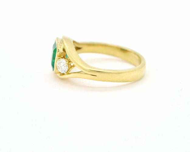 Bague Bague en or jaune ornée d'une émeraude de Zambie de 1,38 carat et de diamants 58 Facettes 10519