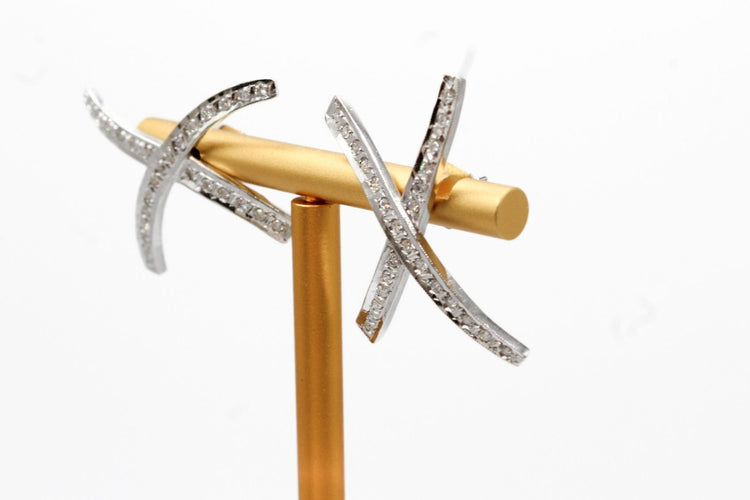 Boucles d'oreilles Boucle d'oreilles croisées or blanc, diamants 58 Facettes 240621