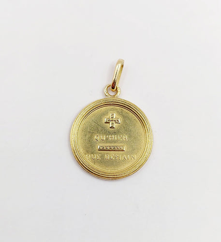 Pendentif AUGIS - Pendentif médaille d'amour 17mm or jaune  "+ qu'hier - que demain" (circa 1930) 58 Facettes A06133