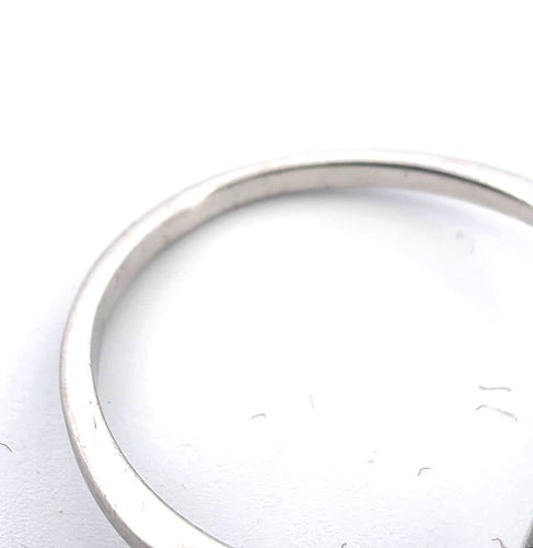 Bague 53 Bague en or blanc avec saphir central et saphirs et diamants sur les côtés 58 Facettes