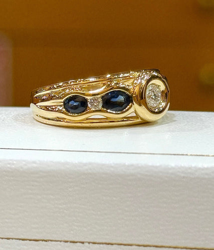 黄金戒指，镶嵌钻石和蓝宝石 