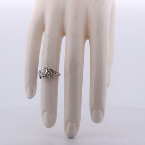 Bague 50 Bague en or blanc 18 carats ornée d'un diamant central de 1,30 carat 58 Facettes AN466