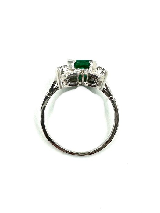 Art-Deco ring, witgoud en platina, smaragd en diamanten
