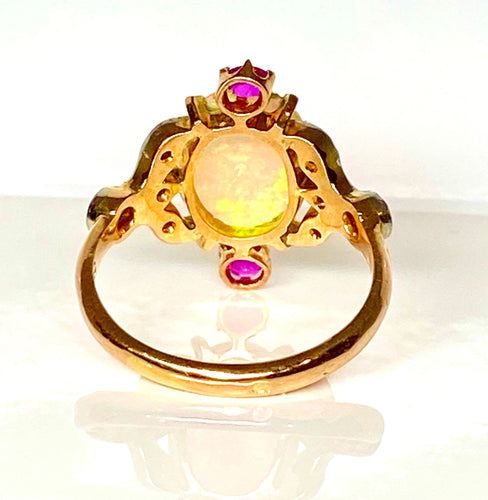Bague 53 Bague en or jaune, opale, diamants et rubis. Vers 1900. 58 Facettes AB639