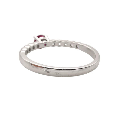 Bague 55 Bague en or blanc, rubis & diamants 58 Facettes
