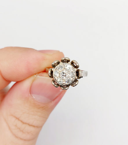 Prsten u obliku cveta art deco od belog zlata 18k i 0,40 karata dijamanta stare bruse (oko 1950) 